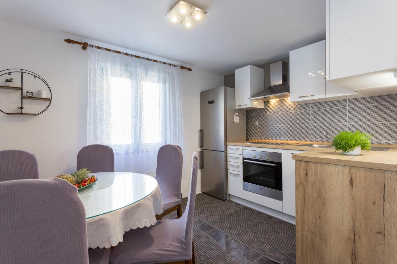Apartments Lidija - Sea View Apartment With Exclusive Right Of Using Hot Tub Or Split Level Apartment With Exclusive Right Of Using Pool Podstrana Esterno foto