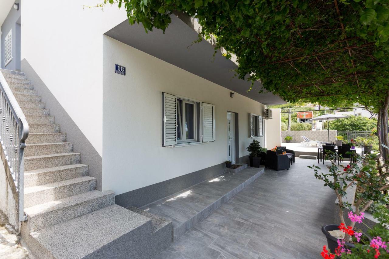Apartments Lidija - Sea View Apartment With Exclusive Right Of Using Hot Tub Or Split Level Apartment With Exclusive Right Of Using Pool Podstrana Esterno foto
